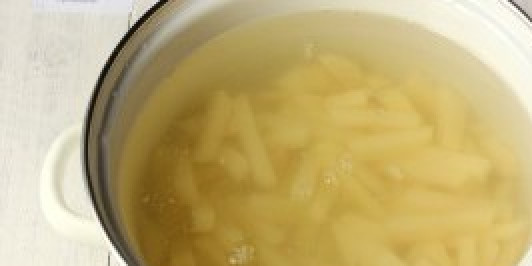 1. Этап. Грибной суп из маслят: Картофель заливаем водой и доводим до кипения.