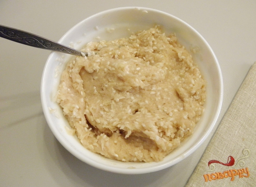 1. Этап. Ёжики из фарша с рисом: Перебранный рис промойте до чистой воды и добавьте к фаршу, перемешайте тщательно.