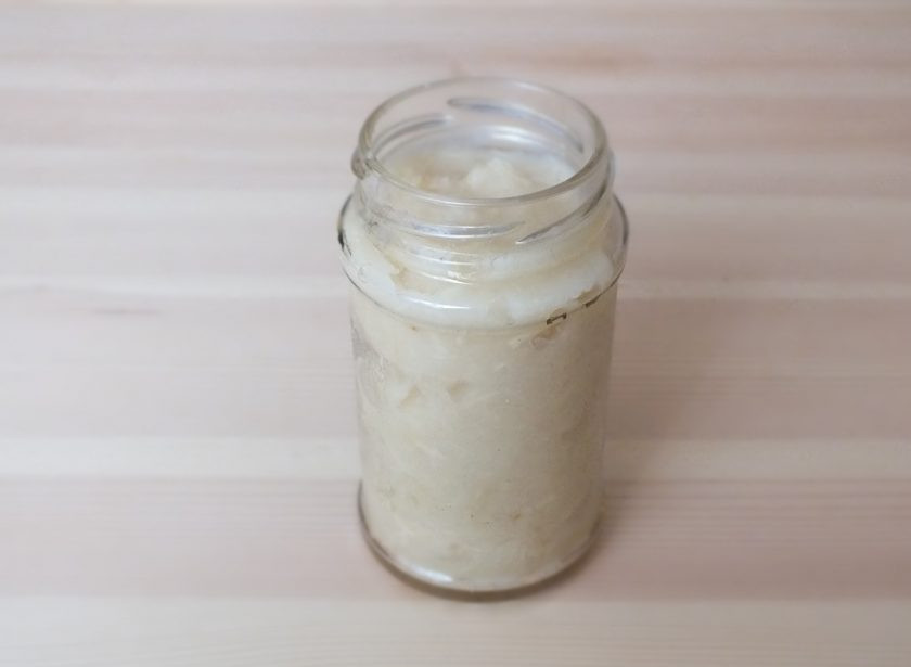 1. Этап. Хрен с яблоками на зиму: Готовую заготовку переложите в чистые баночки, укупорьте и храните в прохладном месте.