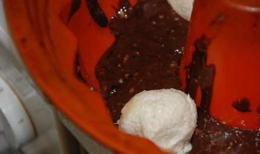 1. Этап. Пирог Кокетка: Выкладываем в форму немножко теста. Мокрыми руками формируем из 1/2 сырной массы шарики и раскладываем. Заливаем шарики тестом, разравниваем, формируем шарики из остатка сырной массы и выкладываем второй слой. Заливаем тестом. Тесто разравниваем и отправляем в духовку на 50-60 минут.