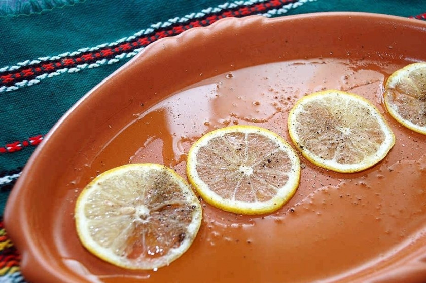 1. Этап. Скумбрия с овощами в духовке: 7. У меня есть специальная форма для запекания рыбы. Я выкладываю на дно дольки лимона (можно этого и не делать, но мне так больше нравится).