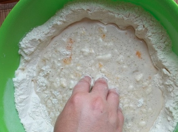 1. Этап. Тесто для хинкали: Перемешайте.