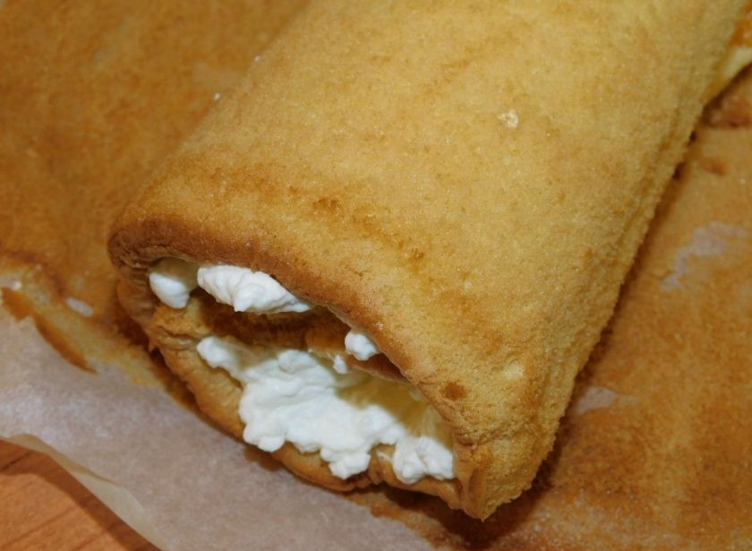 1. Этап. Заварной бисквитный рулет: Остывший бисквит смажьте кремом и скрутите в рулет.