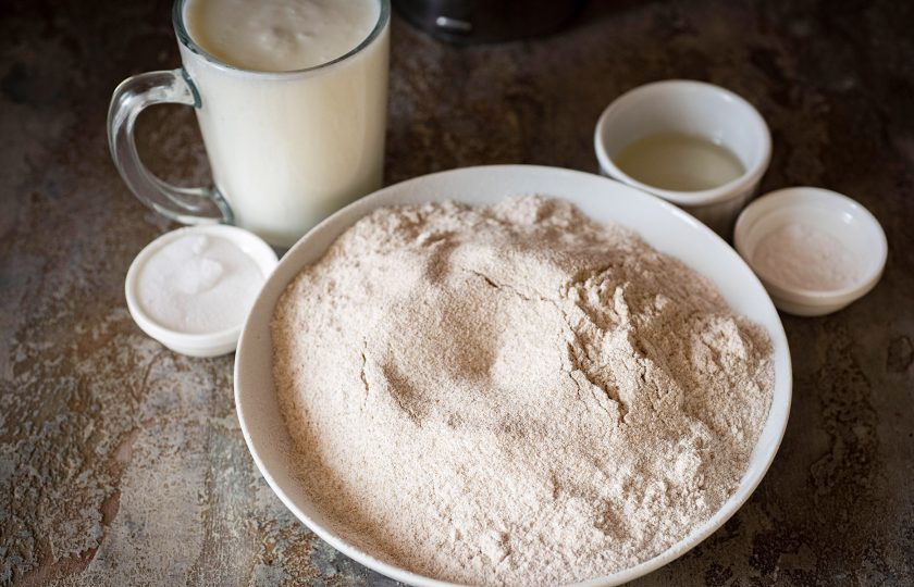 1. Этап. Ржаные лепёшки на кефире: Все ингредиенты подготовьте перед приготовлением. Просейте муку заранее.