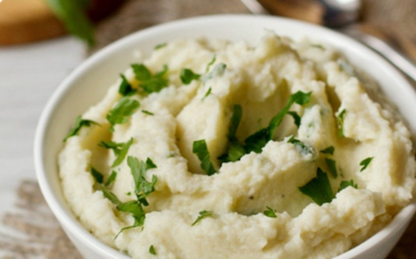 1. Этап. Сырное пюре: 3. Дальше - самое интересное. Понемногу добавляем картошку и сметану, перемешиваем. Добиваемся вот такой вот консистенции и белого цвета при помощи блендера. Если суховато, разбавляем сметаной. Если влажновато, добавим еще картошки. В готовое пюре добавим специи. Готово!