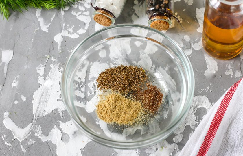 1. Этап. Маринад для утиной грудки: Соедините в пиале или креманке молотый кориандр, молотый мускатный орех, молотый имбирь и перемешайте. Красочные приправы наподобие куркумы, карри или молотой паприки добавлять не нужно - цвет утиной грудки (запеченной или обжаренной) должен оставаться естественным.