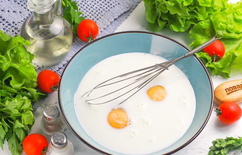 1. Этап. Блинчики с сыром и беконом: Влейте молоко любой жирности и взбейте все венчиком или вилкой в течение 2-3 минут.