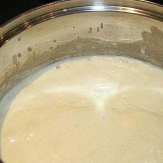 1. Этап. Капуста, запеченная под молочным соусом: 2. Слегка поджарить муку в сковороде без изменения цвета. Насыпать муку в миску и растереть со сливочным маслом. Размешать с теплым молоком. Добавить соль и сахар по вкусу. Перелить в кастрюлю, довести до кипения и варить 7 минут.