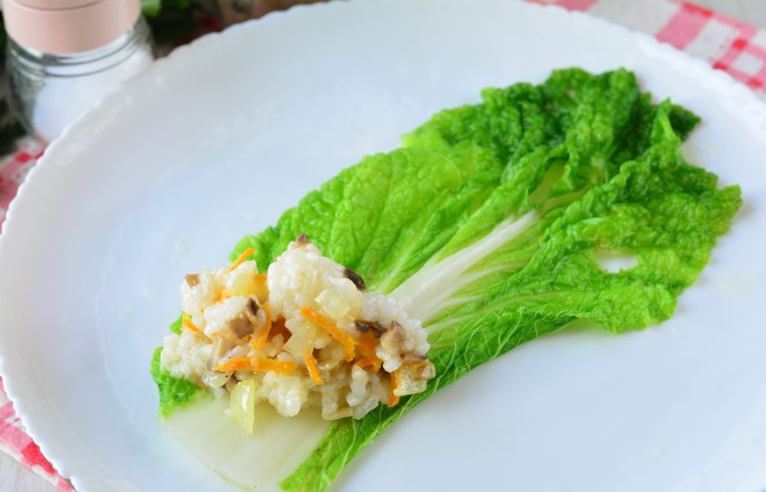 1. Этап. Вегетарианские голубцы из пекинской капусты: На листья пекинской капусты (белую твердую часть можете немного обрезать ножом) выкладывайте 1-1,5 ст.л. начинки.