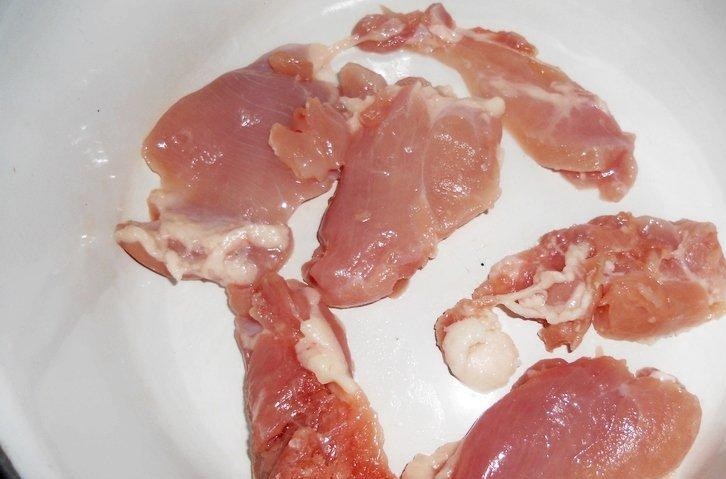 1. Этап. Рулетики из кабачков: Куриное филе нарезать кусочками. Лучше небольшими.