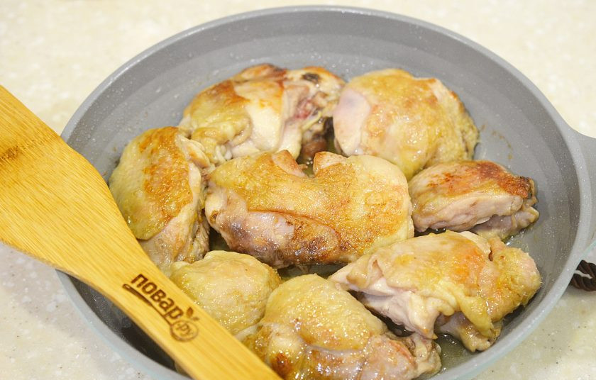 1. Этап. Курица с айвой тушеная: 4. Уберите айву из сковороды и обжарьте в ней же курицу по 3-5 минут с каждой стороны.