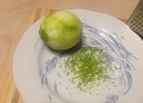 1. Этап. Лаймовые пончики на сгущенном молоке: На мелкой терке натираем цедру с лайма. Старайтесь натирать так, чтобы не захватить белую часть подкорки.