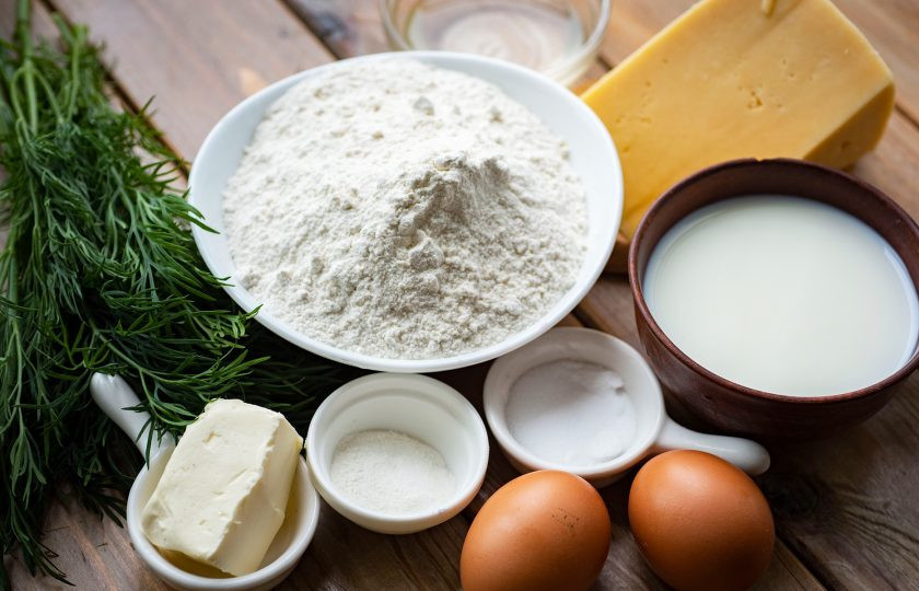 1. Этап. Хачапури на молоке с сыром: Все ингредиенты удобно сразу же выложить на стол. Свежую зелень ополосните в проточной воде.