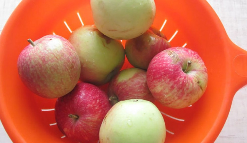 1. Этап. Яблоки консервированные целиком: 2. Хорошенько промойте их под холодной водой.