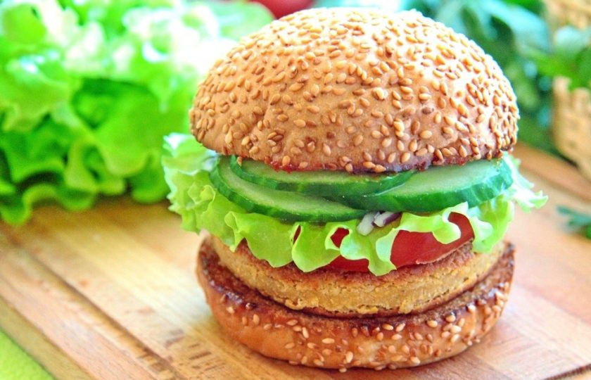 1. Этап. Вегетарианский бургер (мастер-класс): Вторую половину булочки смазываем сладкой горчицей или любым соусом по вкусу, кладем сверху. Полезный, а самое главное вкусный вегетарианский бургер готов!