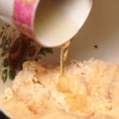 1. Этап. Постные пирожки с капустой: Когда вся жидкая смесь будет добавлена к сухой, добавляем оставшееся растительное масло и хорошенько замешиваем тесто руками.