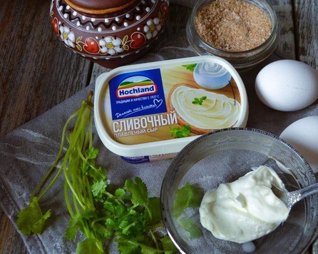 1. Этап. Яичница в сырно-сметанном соусе: Приготовить продукты. Яичницу лучше готовить и подавать порционно, в небольшой сковородке.