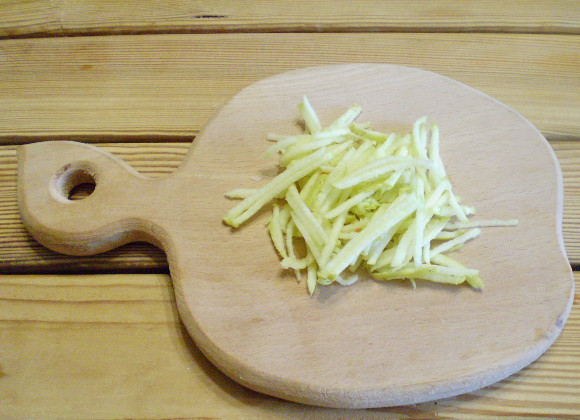 1. Этап. Салат из свеклы для похудения: 5. Яблоко режем тонкой соломкой. Если кожура плотная - срезать.