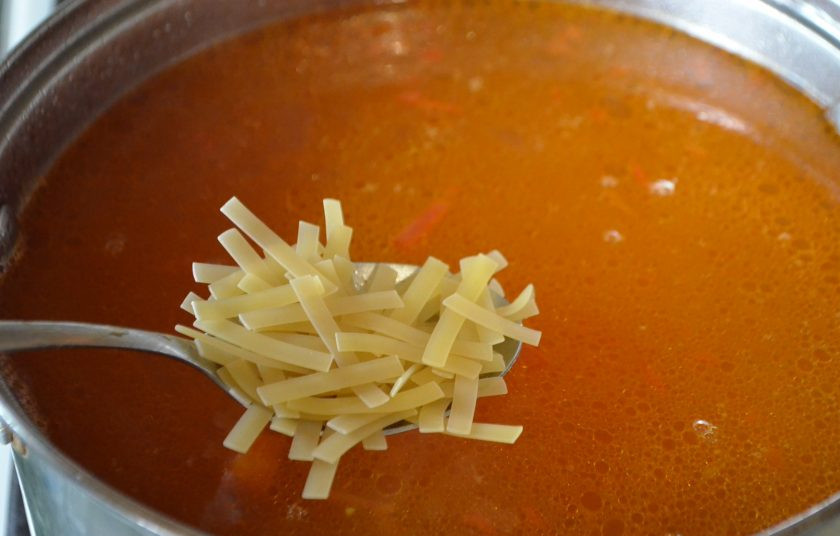 1. Этап. Наваристый суп с фрикадельками и овощами: Добавьте лапшу и проварите суп 10 минут.