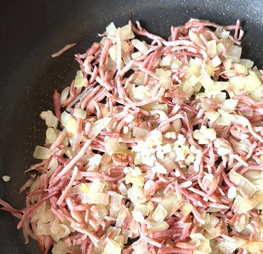 1. Этап. Салат из свеклы и картофеля: На одной столовой ложке масла обжарить мелко нарезанный лук и бекон пару минут, добавить мелко нарезанный чеснок, дать ему немного прогреться и выключить.