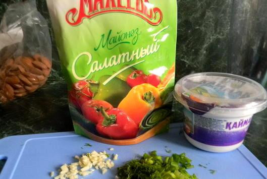 1. Этап. Рулет Mинутка на сковороде: Пока рулет тушится, мы смешиваем для соуса оставшуюся сметану, майонез, измельченную зелень и чеснок.