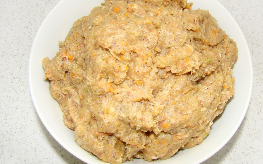 1. Этап. Вкусные котлеты из свинины: 1. В мясорубке перекрутим мясо, морковь и лук. Хлеб замачиваем в воде, и тоже добавим к фаршу. Сюда же - яйцо и специи по вкусу.