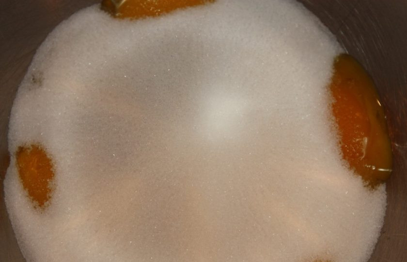 1. Этап. Апельсиновый бисквит: 3. Отделите желтки от белков. Белки уберите в холодильник, а желтки переложите в чашу комбайна, добавьте сахарный песок.