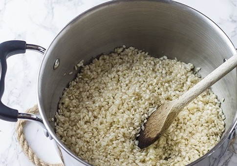 1. Этап. Рис с морепродуктами: Добавляем рис и обжариваем его минуты 3-4, помешиваем.