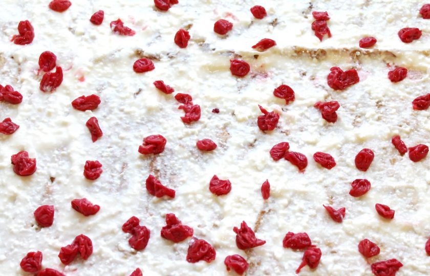 1. Этап. Рулет из лаваша с творогом и вишней: У вишни удалите косточки, если они есть и разложите вишню по всей поверхности творожной массы.