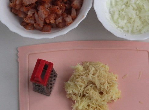 1. Этап. Ленивые мини пирожки с индейкой: Картофель натрите на терке.