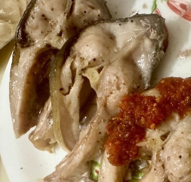 1. Этап. Карп. Просто карп: Кстати, у меня оказалась «в закромах» свежая аджика. Но она практически не острая была. Весьма оказалась не вредной.