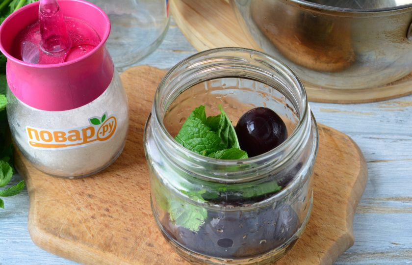 1. Этап. Компот из сливы и мяты на зиму: Банки для компота простерилизуйте. Наполните сливами и мятой. Мяты кладите по 4-5 листочков на каждую банку, объемом 0,5 литра.
