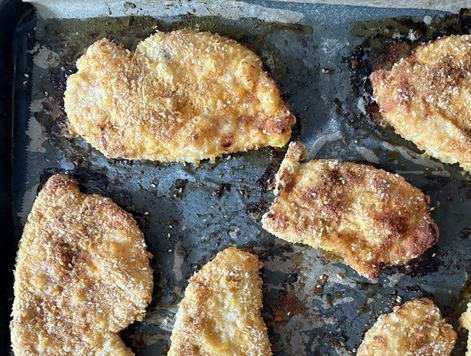 1. Этап. Куриный шницель из духовки: У меня выпекались 25 минут, хорошо зарумянились.