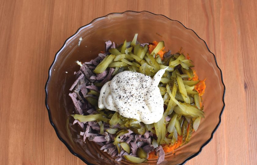 1. Этап. Салат с сердцем, морковью и луком: Заправьте салат майонезом, поперчите и перемешайте. Дайте настояться около часа.