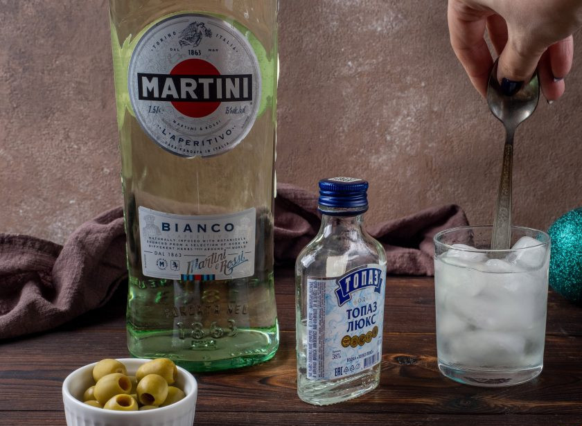 1. Этап. Коктейль Мартини с водкой: Затем сразу же влейте водку и размешайте ещё раз 8-10 секунд.