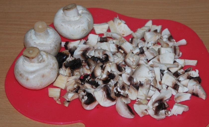 1. Этап. Грибная поджарка: Грибы промойте и почистите, порежьте кубиками или четвертинками.