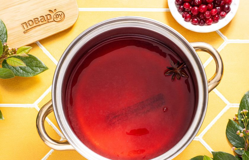 1. Этап. Клюквенный напиток: Перелейте напиток обратно в кастрюлю, добавьте корицу и бадьян. Проварите еще 5 минут на небольшом огне. После уберите пряности.