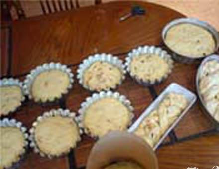 1. Этап. Куличи на маргарине: 4. Необходимым нам объемом отделяем от теста куски, и на треть заполняем ими формочки. Минут тридцать-сорок, для расстойки, даем постоять. После поставим формочки в разогретую до 180 градусов духовку выпекаться (яйцом не смазываем).