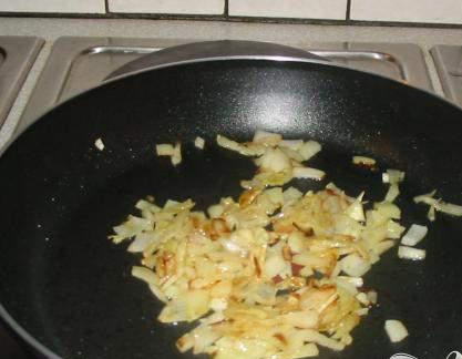 1. Этап. Рыбные котлеты по-домашнему: 1. Почистить и мелко нарезать лук. Почистить и порубить чеснок. Почистить и мелко нарезать зеленый лук. Отварить картофель в кипящей воде, приблизительно 20 минут. Мелко нарезать петрушку. Отрезать кончики от зеленой фасоли и разрезать ее поперек на две части. Делаем томатный соус. Нагреть на среднем огне сковородку с 1 ст.л. оливкового масла и добавить нарезанный лук. Готовить, пока лук не подрумянится, около 5 минут.