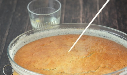 1. Этап. Сочный пирог с консервированными персиками: Установите температуру 150-160°С с конвекцией и выпекайте около 35 минут до пробы на сухую лучинку. Духовки все разные, я указала время и температуру исходя из особенностей работы своей духовки.