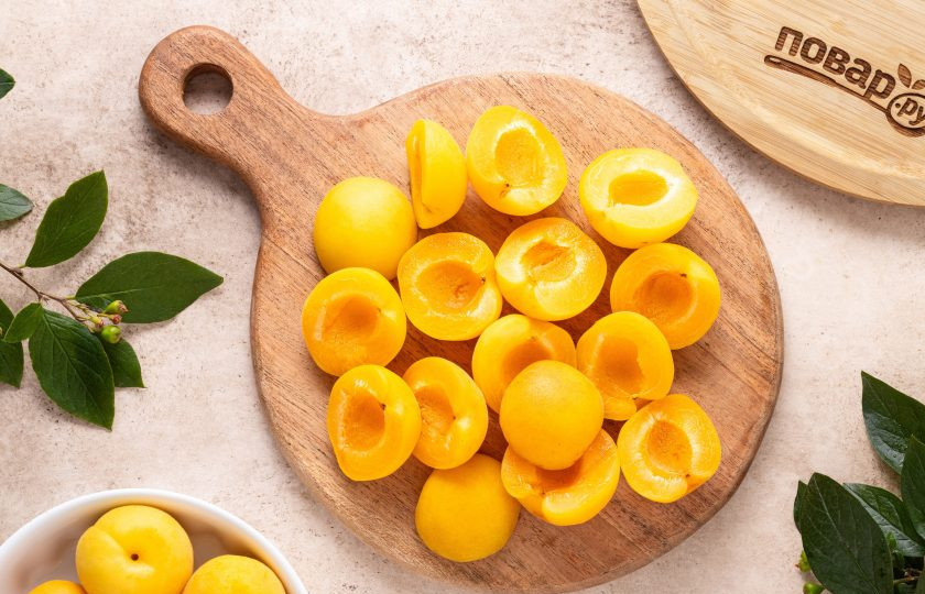 1. Этап. Абрикосовое мороженое: Абрикосы помойте, разрежьте пополам и удалите косточки.