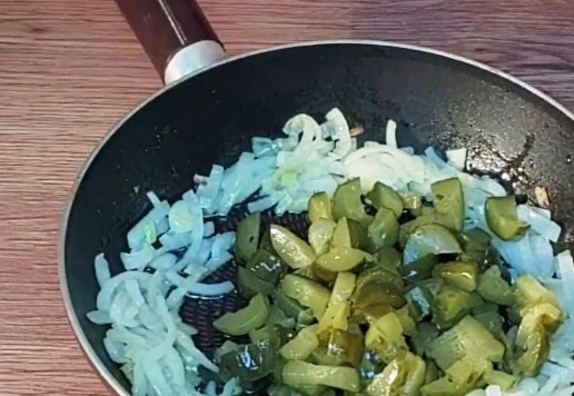 1. Этап. Мясные «Рассольники»: 7. Добавляем огурцы и жарим минуты 3.