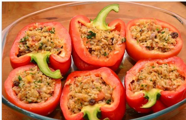1. Этап. Фаршированные перцы и помидоры: Помидорные контейнеры выкладываем к перцам в форму для выпекания. Чайной ложкой фаршируем овощи нашей начинкой со сковороды. Ставим в духовку на 20 минут, температура - 200 градусов.