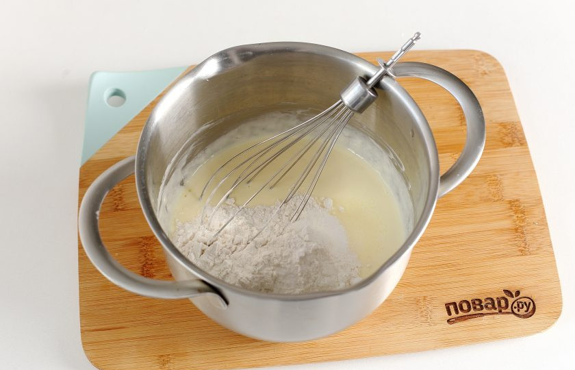 1. Этап. Паштида: Добавьте муку, соду и 0.5 ч.л. соли.