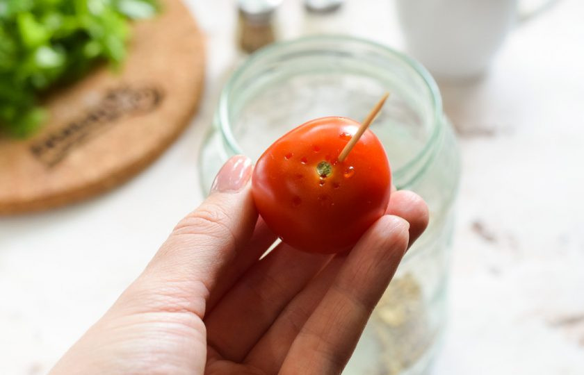 1. Этап. Пьяные помидоры: Помидоры вымойте хорошо и сделайте несколько проколов возле места роста плодоножки.