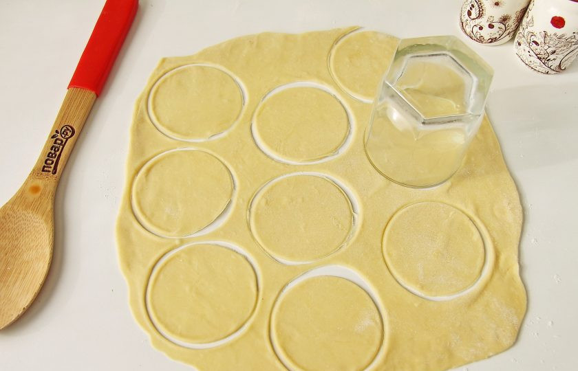 1. Этап. Курзе с творогом: От теста отрежьте кусок и тонко раскатайте его как на пельмени. При помощи подходящего по размеру стакана вырежьте одинаковые круги.