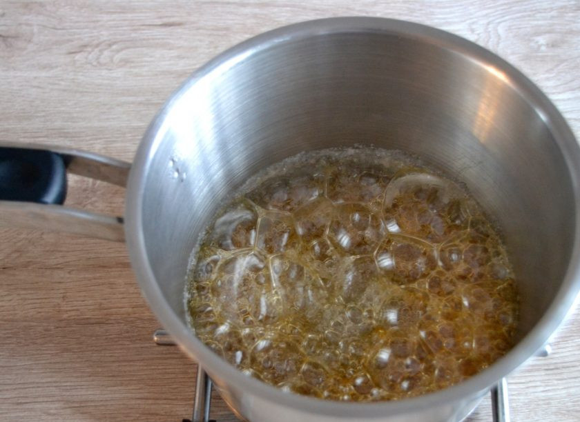 1. Этап. Торт Груши в карамели: Всыпьте в сотейник 100 грамм сахара, влейте 2 ст.ложки воды, на небольшом огне сварите карамель, точно так же, как в предыдущих 