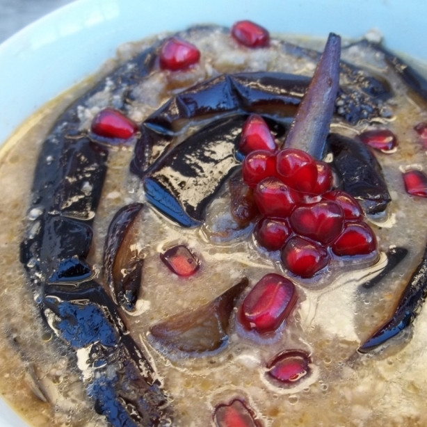 1. Этап. Сациви из баклажанов: Пасту ставим на 2 часа в холодильник. Затем заливаем этой пастой обжаренные баклажаны, оставляем еще минимум на полчаса в холодильнике. Подаем, украсив гранатовыми зернами.