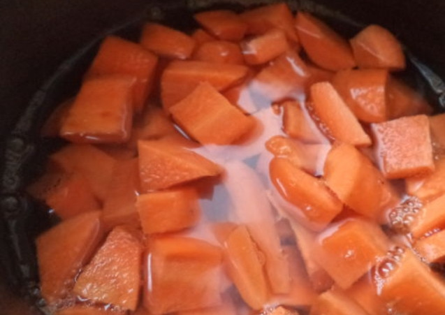 1. Этап. Манный пудинг из творога с морковью: Промытую морковь очищаем и нарезаем брусочками. Заливаем морковь холодной водой и доводим до кипения, затем варим 10 минут на медленном огне.