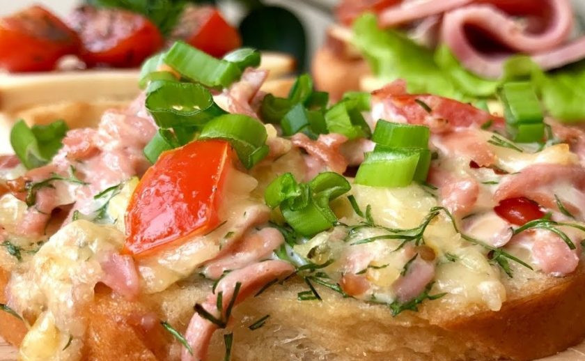 1. Этап. Бутерброды на все случаи жизни: 6. Выложите на огурец, сверху выложите половинку помидора и проколите зубочисткой. Приятного аппетита!